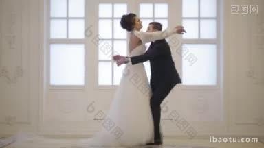 婚礼当天，新郎和新娘拥抱并旋转着